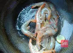 Illustration of how to fry shrimps in oil 5