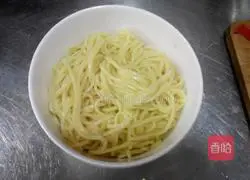 Illustration of how to cook diced chicken with sauce and topped with noodles 3