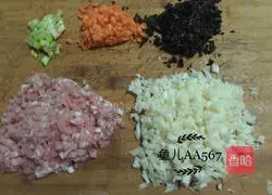 Illustration of how to make braised noodles (braised cabbage, fungus, carrot and meat) 5