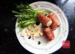 Illustration of how to make cantaloupe bacon rolls 7