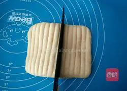 Illustration of how to make scallion sesame bread 8