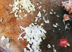 Illustration of how to make braised noodles with meat and mushrooms 2