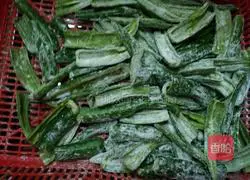 Illustration of how to make minced meat stuffed with green peppers 4