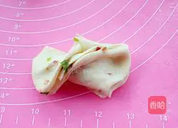 Illustration of how to make bacon rolls 14