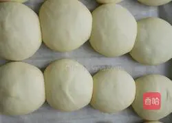 Illustration of how to make raisin buns 12