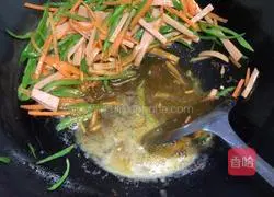 Illustration of how to make curry fried udon noodles 5