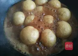 Illustration of how to stuff pork with braised oil and gluten 11