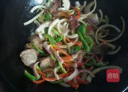 Illustration of how to stir-fry beef with onions 5