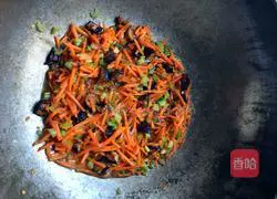Illustration of how to make fried rice noodles with carrots and eggs 5