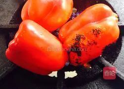 French pan-fried lamb chops with brandy braised pepper porcini juice Illustration of how to do it 2