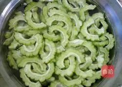 Illustration of how to make bitter melon and fried bacon 2