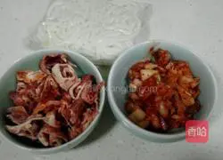 Illustration of how to make fried udon with fat beef and kimchi 1