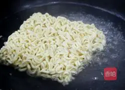 Noodle pizza recipe illustration 3