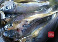 Illustration of how to make salt and pepper small yellow croaker 1