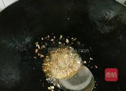 Cucumber and pork ribs stir-fried in sauce Illustration of how to make diced chicken 4