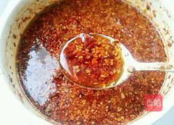 Illustration of making homemade spicy oil 11