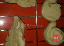 Illustration of how to make mung bean cake and quick-cooked egg puff pastry bread 10