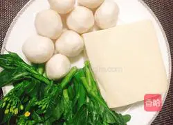 Illustration of how to make green vegetable, tofu and fish ball soup 1