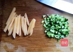 Illustration of how to make cantaloupe bacon rolls 2