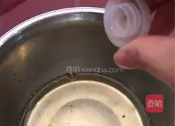 Illustration of how to make orange spotted cake roll 5