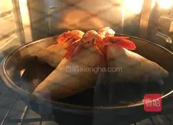 Illustration of how to make hand-held pizza 3