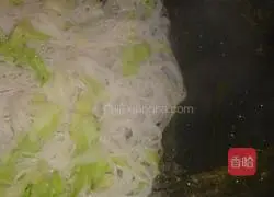 Illustration of how to make imitation Hakka fried rice noodles 2