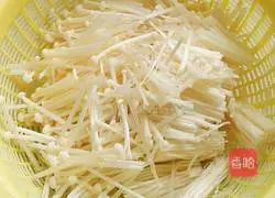 Illustration of how to make satay enoki mushroom and pork slices 2