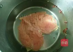 Illustration of oil-consuming fried rice noodles with shredded chicken 1