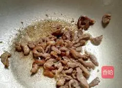 Illustration of how to stir-fry shredded pork with dried green pepper 5