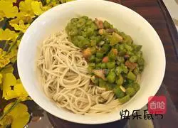 Illustration of how to make braised noodles with diced meat and beans 11