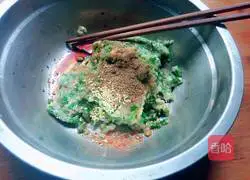 Illustration of how to make thousands of meat rolls with dipping sauce 3