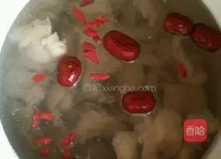 Illustration of how to make chicken soup 6