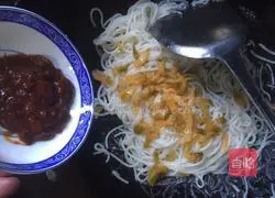 Illustration of how to make stir-fried rice noodles with pickled mustard and shredded pork 8