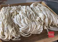 Illustration of how to make plain braised noodles 7
