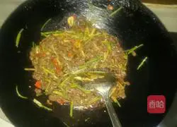 Illustration of how to make stir-fried beef with coriander 9