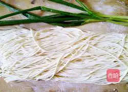 Illustration of how to make scallion noodles 1