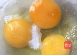 Illustration of how to make wolfberry, bitter melon and scrambled eggs 4