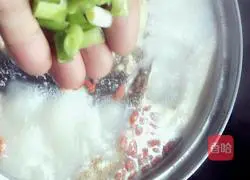 Illustration of how to make wolfberry, white fungus and fish head soup 11