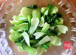 Illustration of how to stir-fry shrimps and rapeseed with colored peppers 6