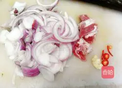 Illustration of how to make fried onion meat slices 1