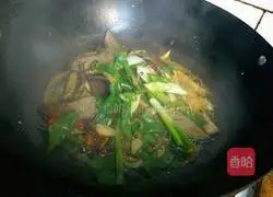 Illustration of how to stir-fry pork liver with kimchi 7