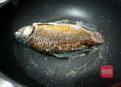 Illustration of how to cook crucian carp with clams 6