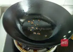 Illustration of how to make braised noodles 1