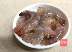 Illustration of how to make eight-inch shrimp pizza 3