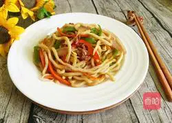 Illustration of how to make Xinjiang fried noodles 10