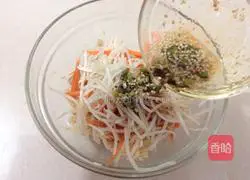 Illustration of how to make mung bean sprouts mixed with shredded chicken 7
