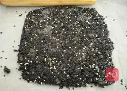 Illustration of how to make black sesame candy 8