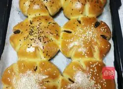 Illustration of making bean paste flower bread 13