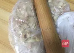 Illustration of how to make walnut peanut black sesame candy 8