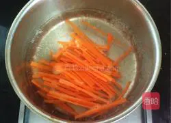 Illustration of how to make shredded pork with double flavor Beijing sauce 8